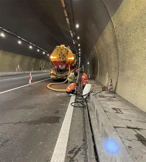 天长隧道排水渠清淤